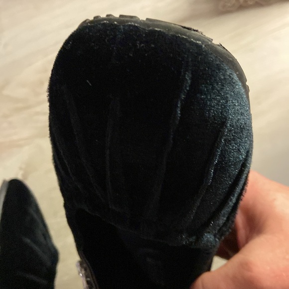 Kenneth Cole Reaction Black Velvet Loafers - Picture 8 of 9